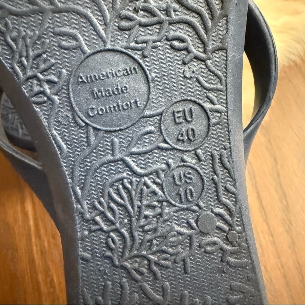 OKAB Chase Flip Flops size 10 - Picture 8 of 8